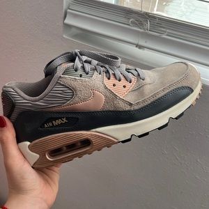 Nike air max size 7 Womens rose gold and grey $120 gently used